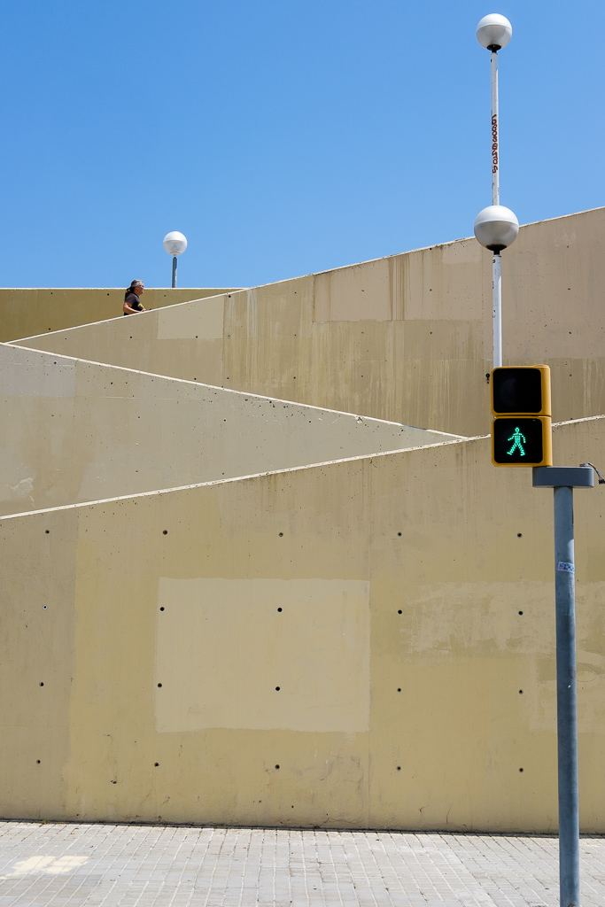 Una persona sube por unas escaleras cuyos muros crean líneas en zig zag
