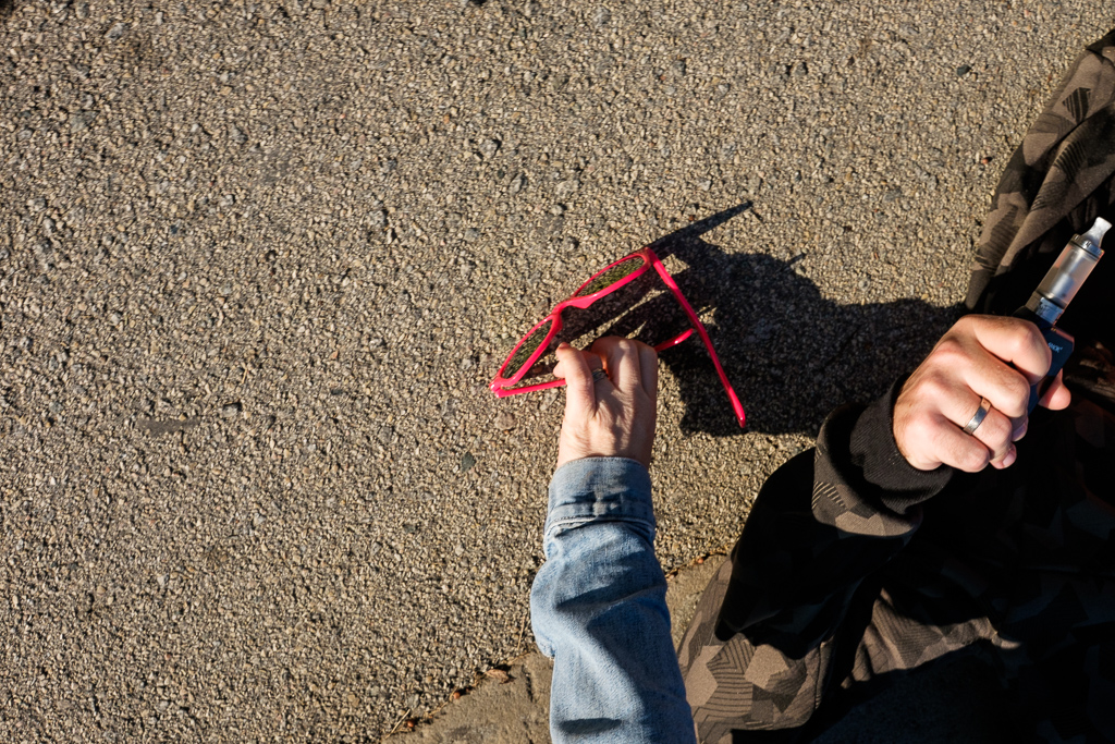 #196 – Pareja en el suelo